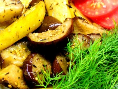 Картофель и баклажаны с кокосовым орехом